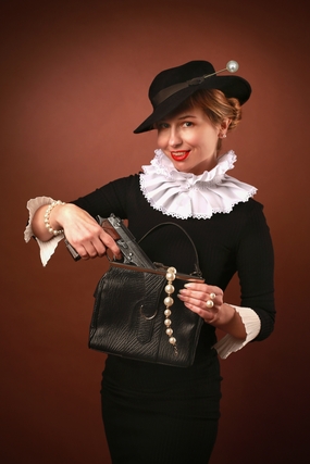 欧美复古持枪美女写真图片